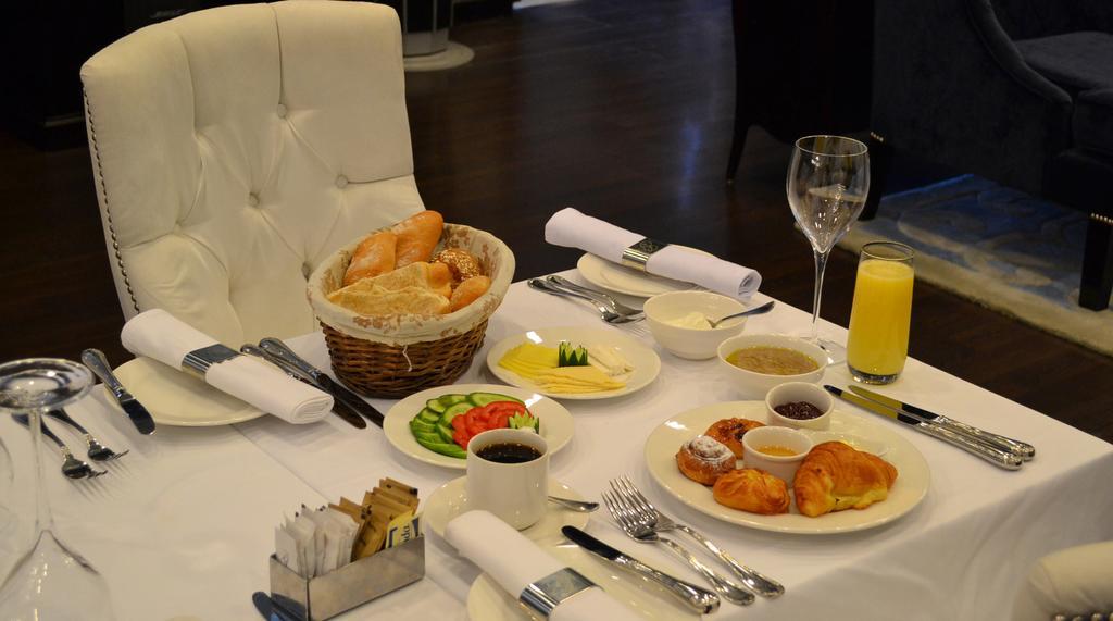 Sun City Hotel - The Gabriel Kairo Zimmer foto A typical breakfast