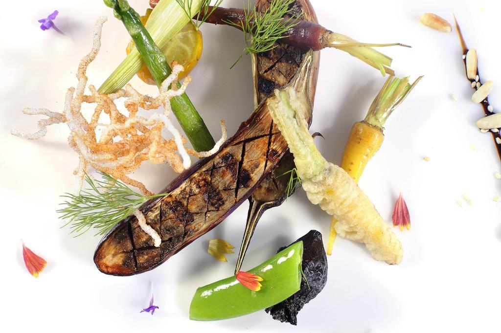 Sun City Hotel - The Gabriel Kairo Exterior foto Aubergine and asparagus