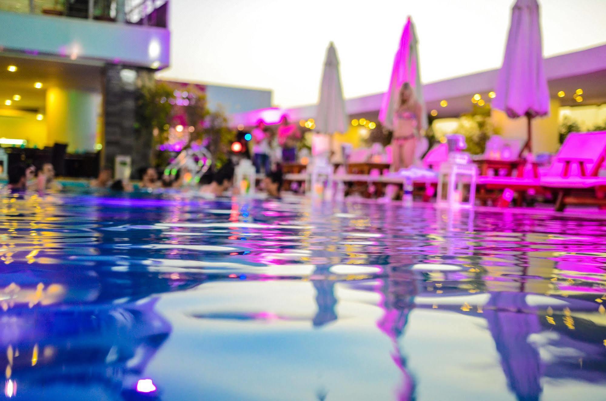 Sun City Hotel - The Gabriel Kairo Exterior foto The pool at the W